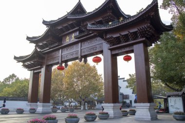 Wuzhen, China- 28 Kasım 2023: Çin kemeri Wuzhen, Çin girişinde. Yangtze Nehri 'nin güneyinde antik, büyülü ve güzel bir su kasabasıdır.