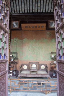 Suzhou, Çin - 7 Aralık 2023: Çin 'in Suzhou kentindeki Lion Grove Garden' daki eski mimarinin iç mimarisi. Diğer klasik Suzhou bahçelerinde UNESCO Dünya Mirası olarak tanınır..