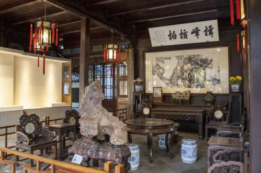 Suzhou, Çin - 7 Aralık 2023: Çin 'in Suzhou kentindeki Lion Grove Garden' daki eski mimarinin iç mimarisi. Diğer klasik Suzhou bahçelerinde UNESCO Dünya Mirası olarak tanınır..