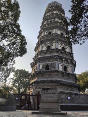 Suzhou, Çin - 5 Aralık 2023: Tiger Hill Pagoda Çin 'in Suzhou kentindeki Tiger Hill Scenic Spot' ta yer almaktadır. Suzhou 'nun sembolü. 2500 yıl öncesine kadar izlenebilir.