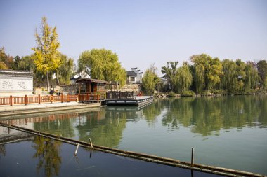 Jiaxing, Çin-28 Kasım 2023 Jiaxing Güney Gölü manzaralı güzel bir yer. Su manzarasının tadını çıkarmak, geleneksel Çin mimarisi ve sanat eserlerine hayran olmak için bir yer.