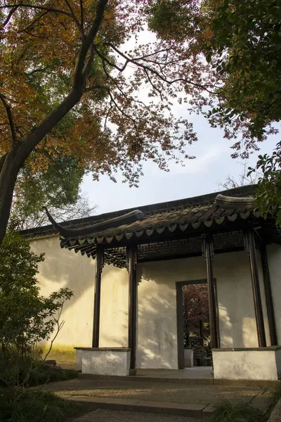 Suzhou, Çin - 6 Aralık 2023: Çin 'in Suzhou kentindeki mütevazı Yöneticinin Bahçesi. Çin 'in en iyilerinden biri, UNESCO' nun dünya mirasının en önemli parçası.