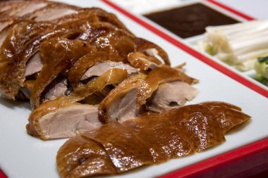 Pekin ördeği, Çin usulü kızarmış ördek yanında da hoisin sosu, krep, salatalık ve taze soğan..