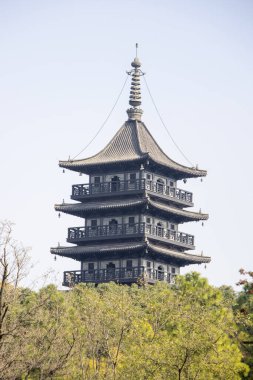 Hou Gu Pagoda, Çin 'in Jiaxing Gölü yakınlarında. Güney Gölü 'nün batı tarafında yer almaktadır..