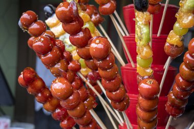 Bingtang hulu bambu şiş üzerinde birkaç kaya şekerli meyveden oluşan geleneksel bir Çin aperatifi.