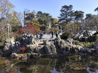 Nanjing, Çin - 2 Aralık 2023: İnsanlar sonbahar döneminde Nanjing 'deki Xuanwu Gölü' nü ziyaret ediyor. Xuanwu Gölü, Çin tarafından korunan güzel manzaralı bir yerdir.