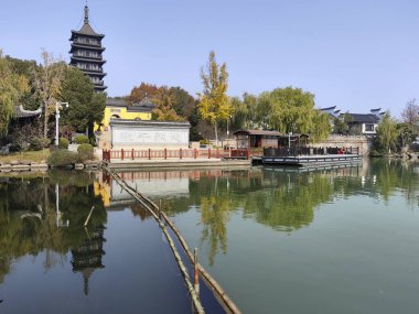 Jiaxing, Çin-28 Kasım 2023 Jiaxing Güney Gölü manzaralı güzel bir yer. Su manzarasının tadını çıkarmak, geleneksel Çin mimarisi ve sanat eserlerine hayran olmak için bir yer.