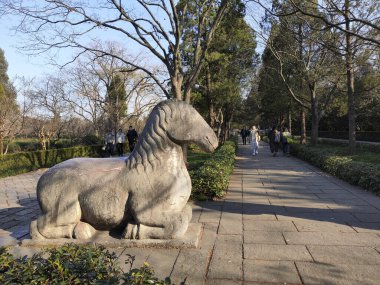 Nanjing, Çin-1 Aralık 2023: Nanjing 'deki Ming Xiaoling Anıtmezarı' ndaki Taş Heykel Yolu 'ndaki at heykeli. Nanjing 'deki Xiaoling' e giden yolda taştan heykeller var.