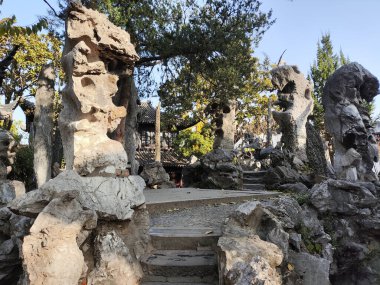 Suzhou, Çin - 7 Aralık 2023: Çin 'deki Lion Grove Garden' ın içindeki güzel kayalar. Diğer klasik Suzhou bahçeleri UNESCO olarak tanınır.