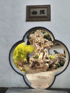 Suzhou, Çin - 7 Aralık 2023: Çin 'deki Lion Grove Garden' ın içindeki güzel kayalar. Diğer klasik Suzhou bahçeleri UNESCO olarak tanınır.