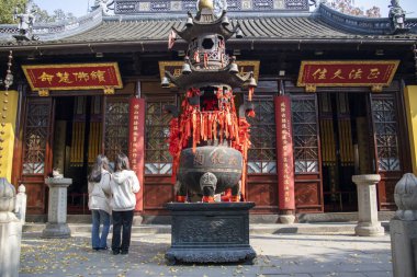 Suzhou, Çin - 5 Aralık 2023: Turistler Çin 'in Suzhou kentindeki Hanshan Si tapınağını ziyaret ettiler. Hanshan Si Tapınağı Suzhou 'nun en büyük simgelerinden ve en aktif Budist tapınaklarından biridir.