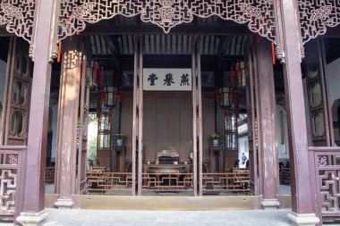 Suzhou, Çin - 7 Aralık 2023: Çin 'in Suzhou kentindeki Lion Grove Garden' daki eski mimarinin iç mimarisi. Diğer klasik Suzhou bahçelerinde UNESCO Dünya Mirası olarak tanınır..