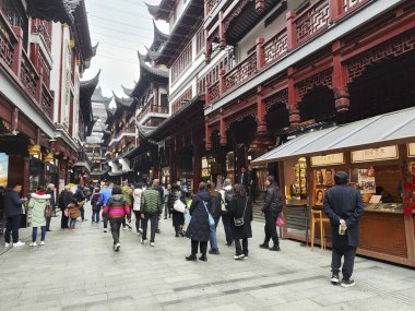 Şangay, Çin - 4 Aralık 2023: Yuyuan Eski Caddesi 'ndeki Şangay Yuyuan iş bölgesi. Yuyuan Old Street antik Çin 'e bir bakış açısı sunuyor..