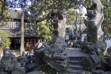 Suzhou, Çin - 7 Aralık 2023: Çin 'deki Lion Grove Garden' ın içindeki güzel kayalar. Diğer klasik Suzhou bahçeleri UNESCO olarak tanınır.