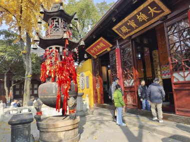 Suzhou, Çin - 5 Aralık 2023: Turistler Çin 'in Suzhou kentindeki Hanshan Si tapınağını ziyaret ettiler. Hanshan Si Tapınağı Suzhou 'nun en büyük simgelerinden ve en aktif Budist tapınaklarından biridir.