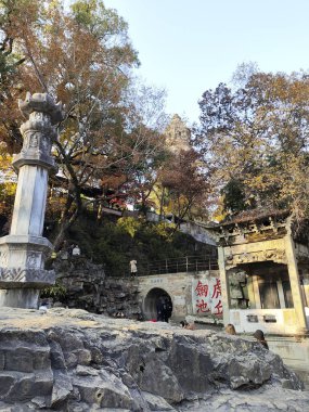 Suzhou, Çin - 5 Aralık 2023: Tiger Hill 'deki sahne veya Çin' in Suzhou kentindeki Huqiu. Burası doğal çevresi ve tarihi yerleriyle tanınan bir turizm beldesi.