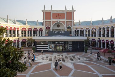 Şangay, Çin-27 Kasım 2023: Şangay, Çin 'deki Florentia Village şubeleri. Şangay Florentia Köyü, İtalyan klasik taş köprüler mimarisinin bir örneğidir.
