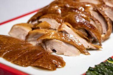 Pekin ördeği, Çin usulü kızarmış ördek yanında da hoisin sosu, krep, salatalık ve taze soğan..