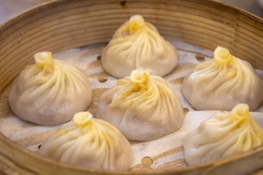 Xiao Long Bao 'nun yakın çekimi bambu sepetinde domuz etli börek.