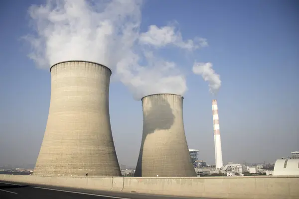 Охлаждающие Башни Атомной Электростанции — стоковое фото