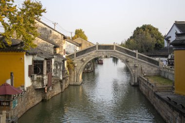 Suzhou, Çin - 5 Aralık 2023: Suzhou, Çin 'deki kanal boyunca eski bir ev manzarası. Suzhou eşsiz bir cazibeyle bir kanal ağı ile kesişen bir şehir.