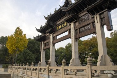 Suzhou, Çin - 2 Aralık 2023: Sonbahar boyunca Suzhou bahçesindeki Çin kemer binası. 