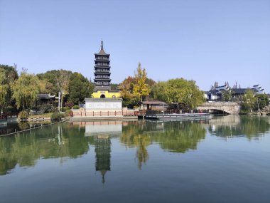 Jiaxing, Çin-28 Kasım 2023 Jiaxing Güney Gölü manzaralı güzel bir yer. Su manzarasının tadını çıkarmak, geleneksel Çin mimarisi ve sanat eserlerine hayran olmak için bir yer.