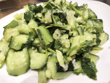 Çin salatası, ya da pai huang gua, hafif ve ferahlatıcı bir aperatif.