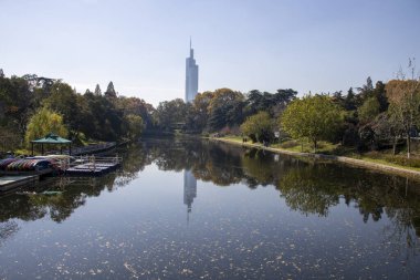 Nanjing, Çin - 2 Aralık 2023: Nanjing 'deki Xuanwu Gölü' nün sonbahar dönemi görüntüsü. Xuanwu Gölü, Çin tarafından korunan güzel manzaralı bir yerdir.