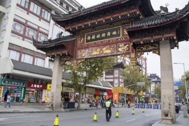 Şangay, Çin - 4 Aralık 2023: Şangay Yuyuan iş bölgesi Yuyuan Eski Caddesi 'nde yer alan Çin Kapısı Kemeri. Yuyuan Old Street antik Çin 'e bir bakış açısı sunuyor..