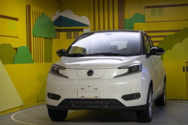 Suzhou, Çin - 5 Aralık 2023: Çin 'in Suzhou kentindeki galeride elektrikli araba sergilenmektedir. Çin dünyadaki en büyük elektrikli araba pazarına sahip.