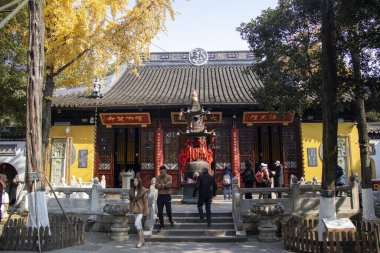 Suzhou, Çin - 5 Aralık 2023: Çin 'in Suzhou kentindeki Hanshan Tapınağı sonbahar manzarası. Hanshan Tapınağı 'nın Tianjian döneminde kurulduğuna inanılıyor..