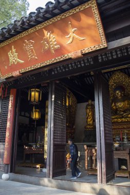 Suzhou, Çin - 5 Aralık 2023: Çin 'in Suzhou kentindeki Tiger Hill' deki Mahavira Tapınağı. Tiger Hill 'in geçmişi 2500 yıldan fazladır ve Suzhou' nun simgesidir.