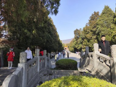 Nanjing, Çin - 1 Aralık 2023: Ming Hanedanlığı 'nın Xiaoling Anıtmezarını ziyaret eden turistler. Çin 'de var olan en büyük imparatorluk anıtlarından biridir.