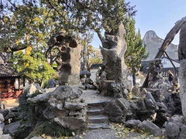 Suzhou, Çin - 7 Aralık 2023: Çin 'deki Lion Grove Garden' ın içindeki güzel kayalar. Diğer klasik Suzhou bahçeleri UNESCO olarak tanınır.