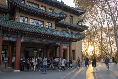 Nanjing, Çin-1 Aralık 2023: Meiling Palace 'ı ziyaret edenler Nanjing şehrinde yer almaktadır. Meiling Sarayı 1931 'de inşa edildi ve 1933' te tamamlandı.