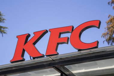 Nanjing, Çin - 2 Aralık 2023: KFC logosu ve güz manzaralı bir bahçe