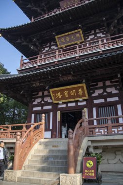 Suzhou, Çin - 5 Aralık 2023: Suzhou 'daki Hanshan Tapınağı' nda eski ve güzel bir Çin ahşap yapı. Hanshan Si Tapınağı Suzhou 'nun en büyük simgelerinden biridir. 