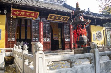 Suzhou, Çin - 5 Aralık 2023: Çin 'in Suzhou kentindeki Hanshan Tapınağı sonbahar manzarası. Hanshan Tapınağı 'nın Tianjian döneminde kurulduğuna inanılıyor..