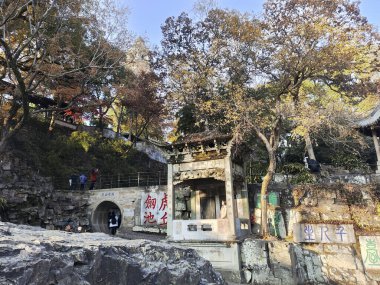 Suzhou, Çin - 5 Aralık 2023: Tiger Hill 'deki sahne veya Çin' in Suzhou kentindeki Huqiu. Burası doğal çevresi ve tarihi yerleriyle tanınan bir turizm beldesi.