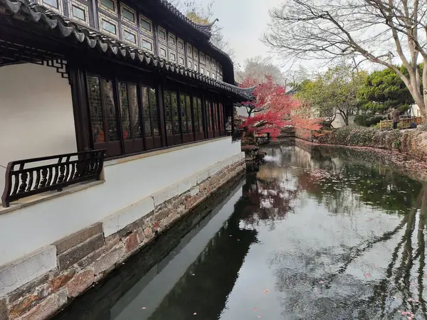 Suzhou, Çin - 6 Aralık 2023: Çin 'in Suzhou kentindeki mütevazı Yöneticinin Bahçesi. Çin 'in en iyilerinden biri, UNESCO' nun dünya mirasının en önemli parçası.