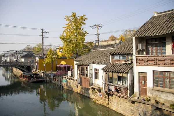 Suzhou, Çin - 5 Aralık 2023: Suzhou, Çin 'deki kanal boyunca eski bir ev manzarası. Suzhou eşsiz bir cazibeyle bir kanal ağı ile kesişen bir şehir.