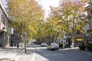 Moganshan, China- 29 Kasım 2023: Moganshan 'daki Yu Köyü sokak manzarası. Moganshan, huzur içinde dinlenmek isteyen birçok Şangay 'lı için bir dinlenme yeri.