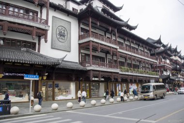 Şangay, Çin - 4 Aralık 2023: Yuyuan Eski Caddesi 'ndeki Şangay Yuyuan iş bölgesi. Yuyuan Old Street antik Çin 'e bir bakış açısı sunuyor..
