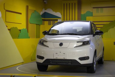 Suzhou, Çin - 5 Aralık 2023: Çin 'in Suzhou kentindeki galeride elektrikli araba sergilenmektedir. Çin dünyadaki en büyük elektrikli araba pazarına sahip.
