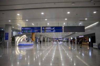 Şangay, Çin - 7 Aralık 2023: Şangay Pudong Havaalanı 'nın iç yapısı. Pudong Havaalanı 'nda iki ana yolcu terminali var.