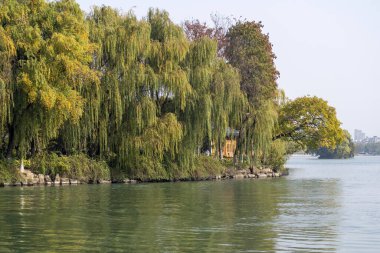 Jiaxing, Çin-27 Kasım 2023 Jiaxing Güney Gölü manzaralı güzel bir yer. Su manzarasının tadını çıkarmak, geleneksel Çin mimarisi ve sanat eserlerine hayran olmak için bir yer.
