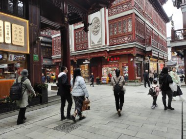 Şangay, Çin - 4 Aralık 2023: Yuyuan Eski Caddesi 'ndeki Şangay Yuyuan iş bölgesi. Yuyuan Old Street antik Çin 'e bir bakış açısı sunuyor..