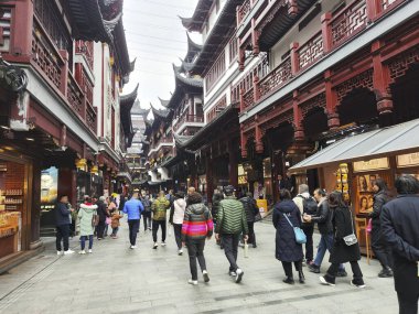 Şangay, Çin - 4 Aralık 2023: Yuyuan Eski Caddesi 'ndeki Şangay Yuyuan iş bölgesi. Yuyuan Old Street antik Çin 'e bir bakış açısı sunuyor..