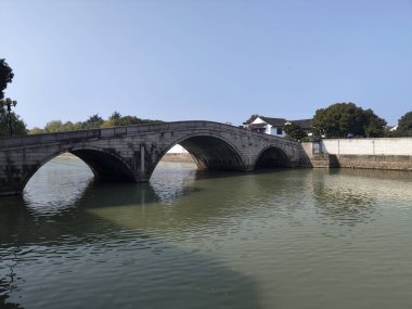 Suzhou, Çin - 5 Aralık 2023: Suzhou 'daki Shangtang nehri üzerindeki Çin tarzı köprü.